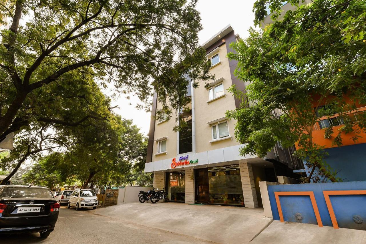 Super Capital O Siddartha Grand Hotel Vijayawada Bagian luar foto