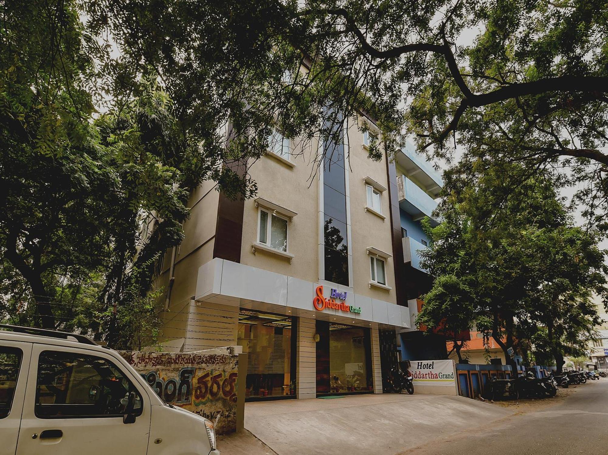 Super Capital O Siddartha Grand Hotel Vijayawada Bagian luar foto