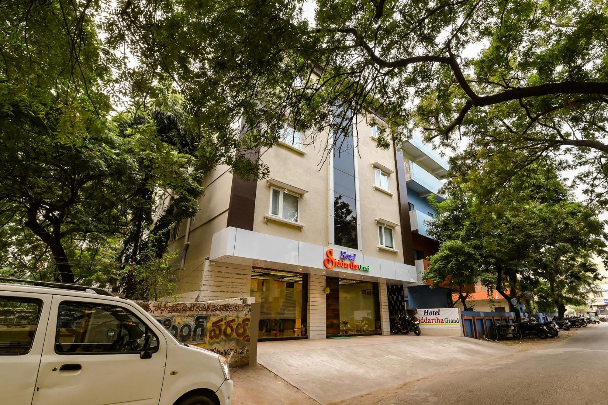 Super Capital O Siddartha Grand Hotel Vijayawada Bagian luar foto