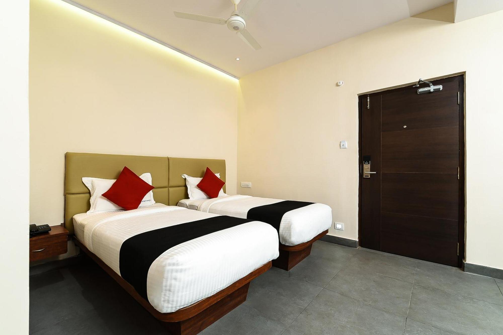 Super Capital O Siddartha Grand Hotel Vijayawada Bagian luar foto
