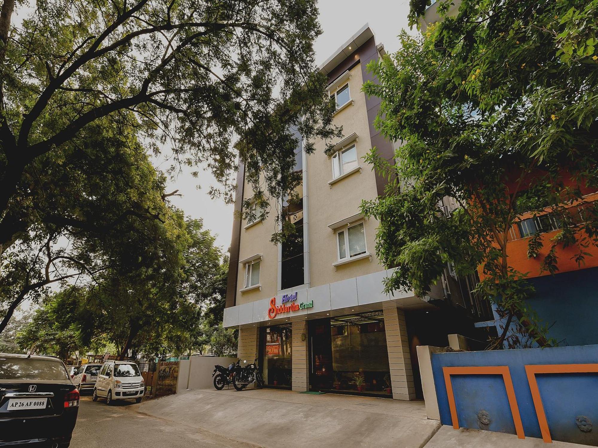 Super Capital O Siddartha Grand Hotel Vijayawada Bagian luar foto