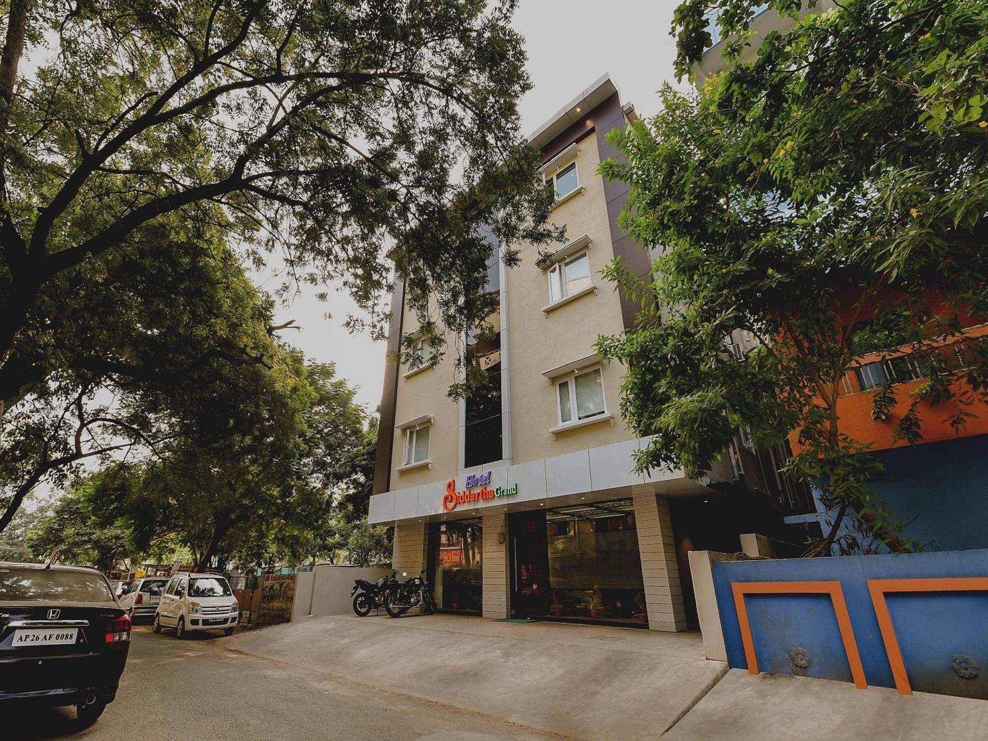 Super Capital O Siddartha Grand Hotel Vijayawada Bagian luar foto